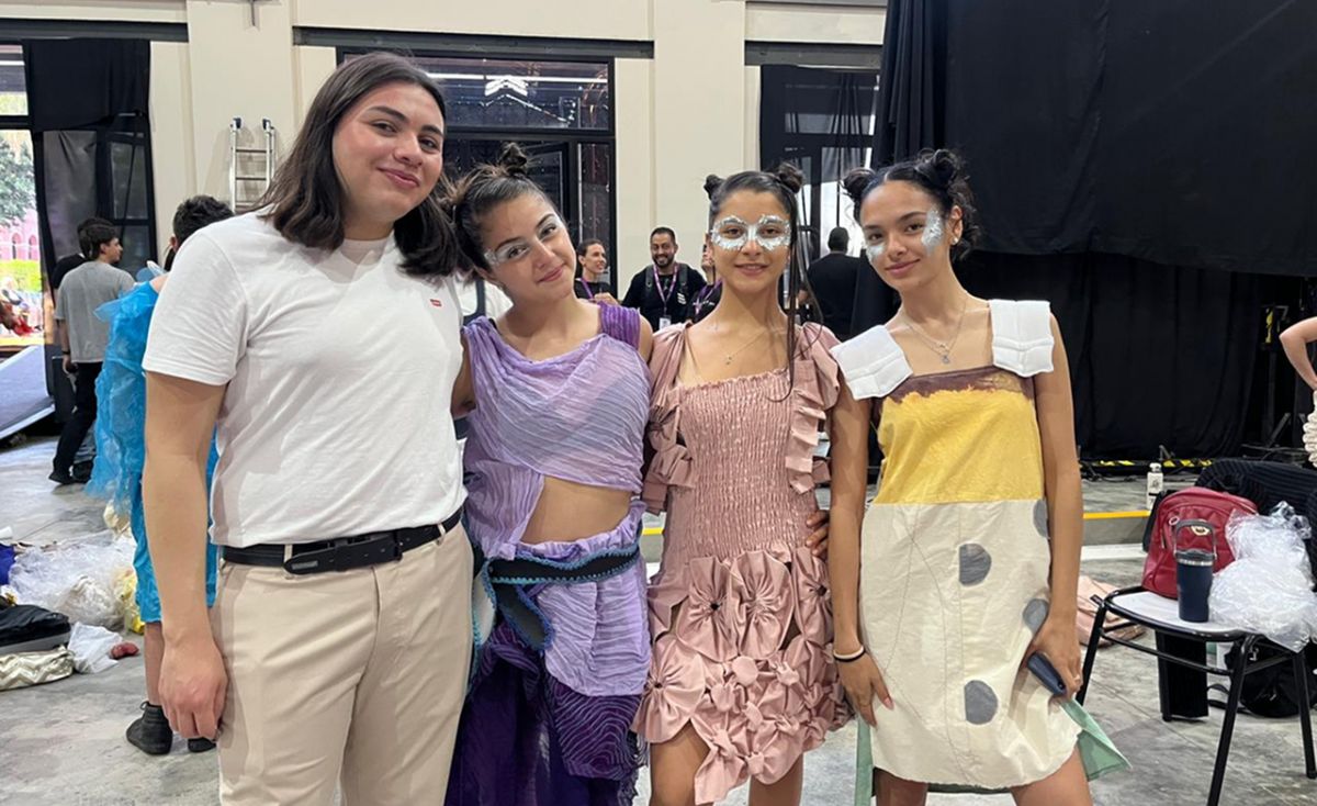 DISEÑOS. Las prendas jugaron con líneas orgánicas, volumen y texturas. 