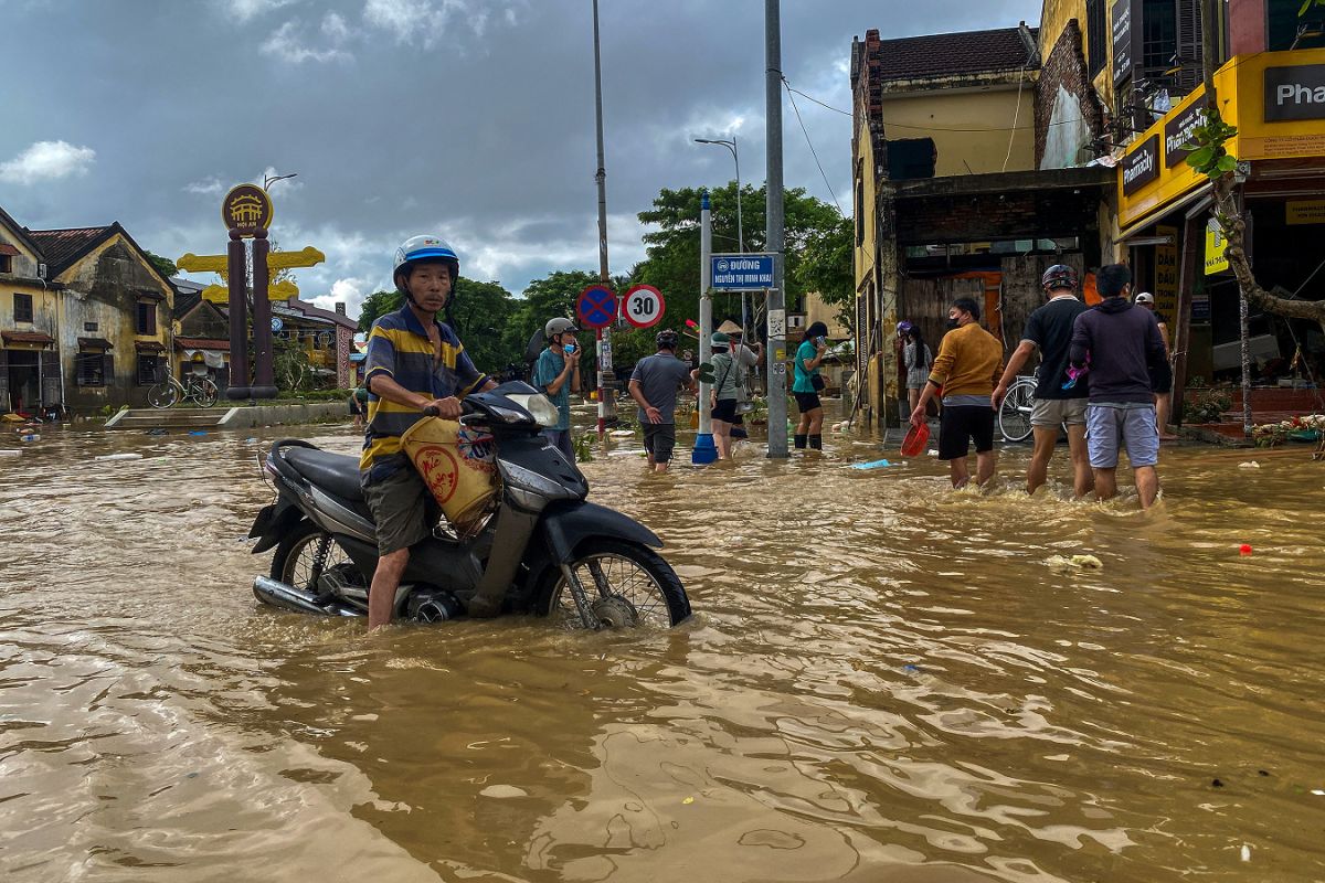 Un fuerte temporal hizo estragos en las principales ciudades de Vietnam