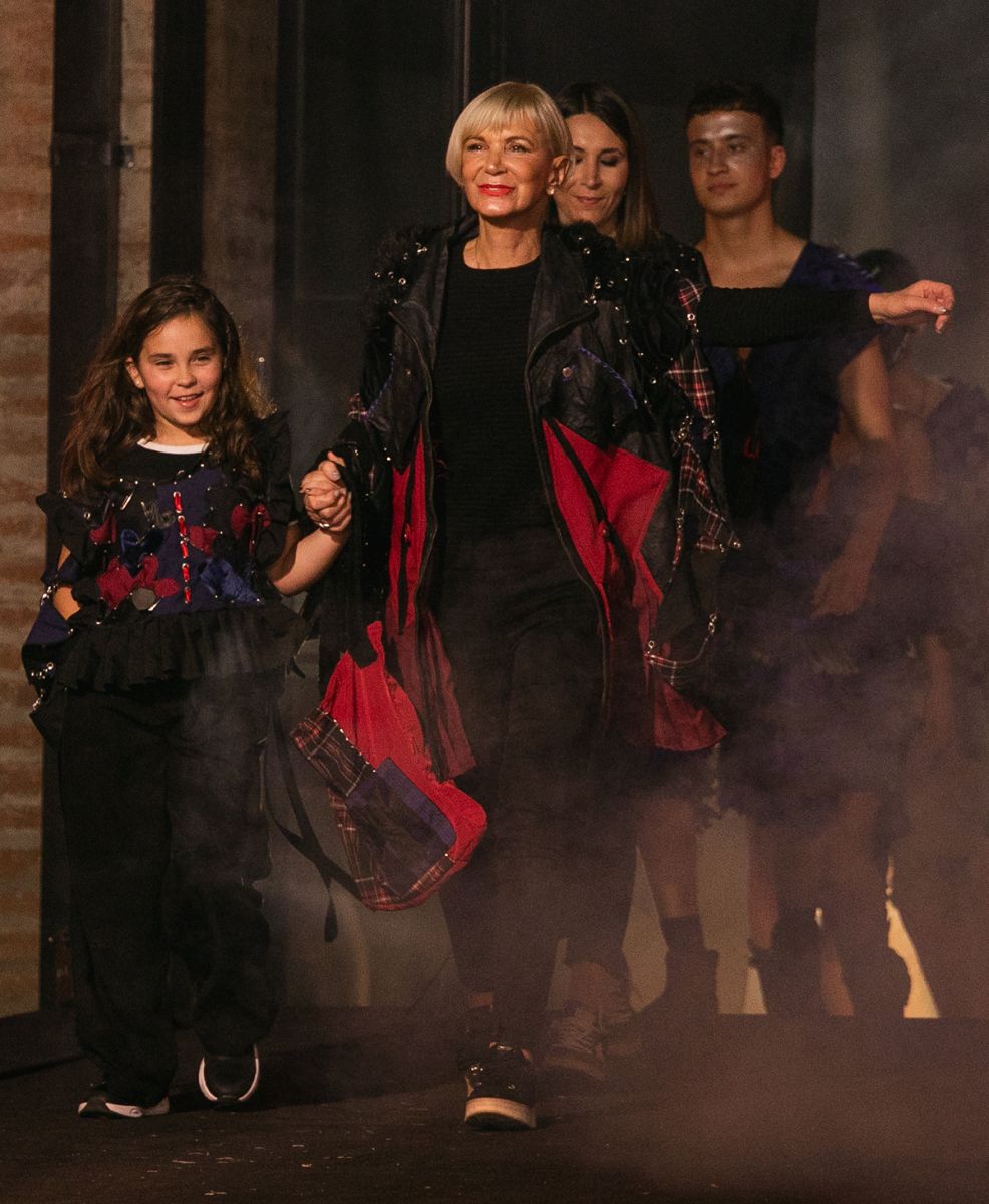 GENERACIONES. Catalina Lonac y su nieta lucieron los diseños de las alumnas Virginia Jiménez, Luciana Olivera Arauz y Celeste Serrano en el desfile “Fragmentos del futuro”.