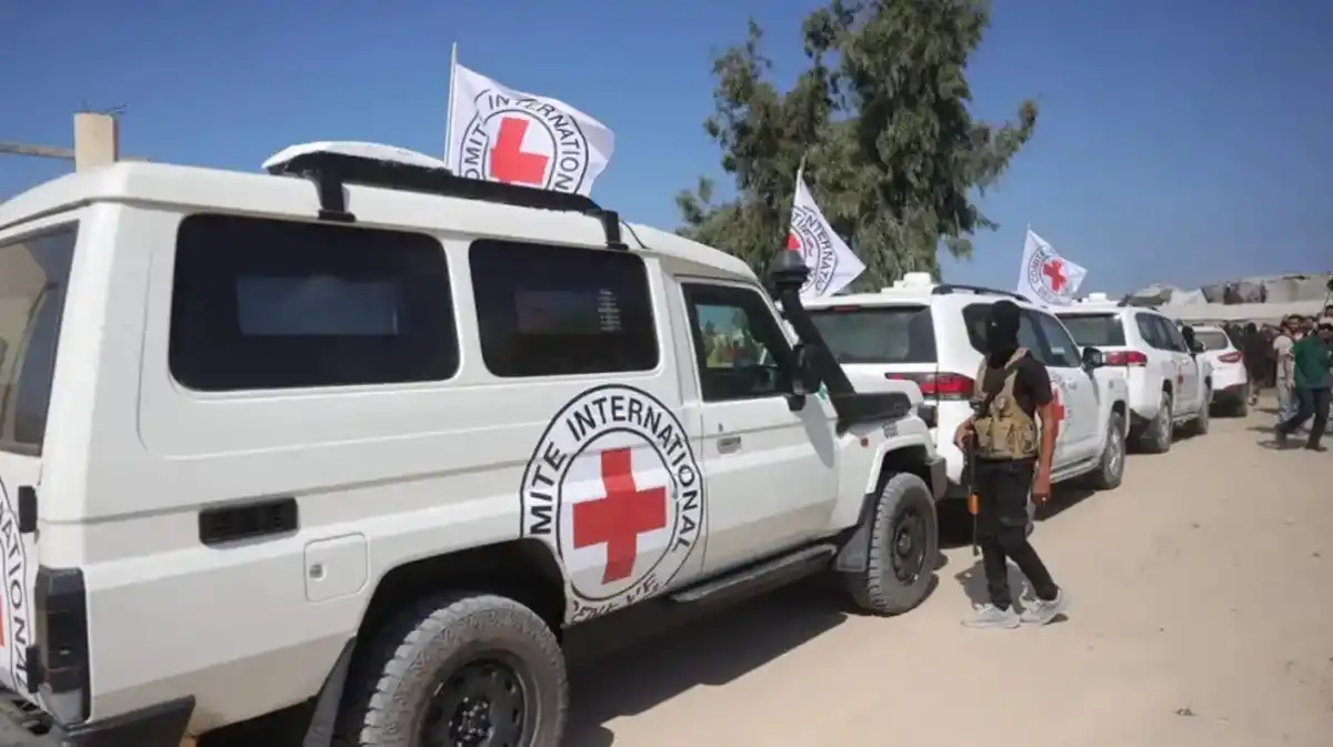 Hamás entrega los cuerpos de dos rehenes a la Cruz Roja.