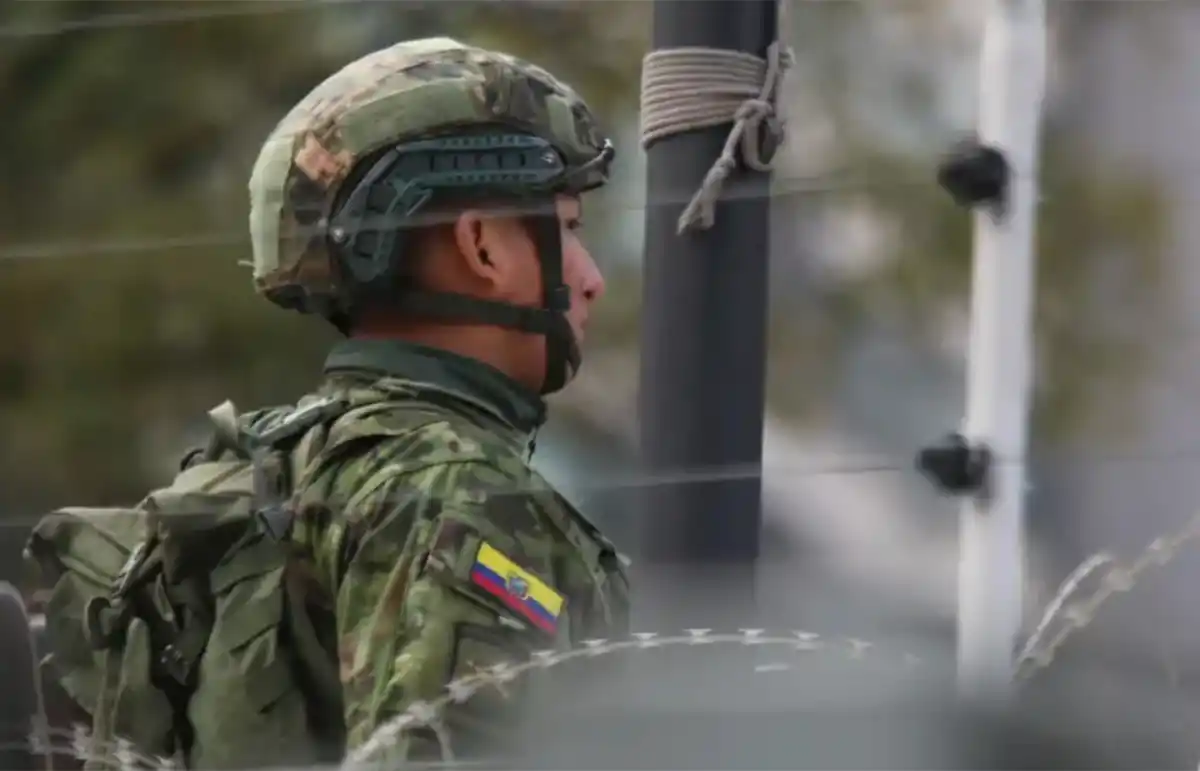 VIOLENCIA. Un soldado ecuatoriano vigila en una calle de Quito.