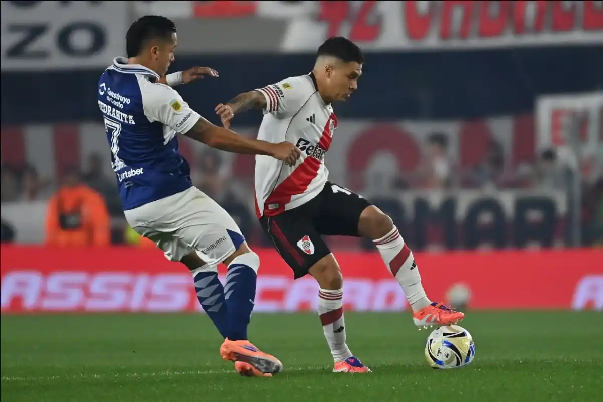 CON LA PELOTA DOMINADA. Juan Fernando Quintero se lleva la pelota ante la marca de un rival.
