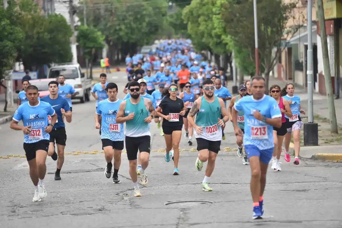 FIESTA DEPORTIVA. En la mañana de este domingo, Concepción de llenó de corredores, que participaron de la carrera por el aniversario de la ciudad.