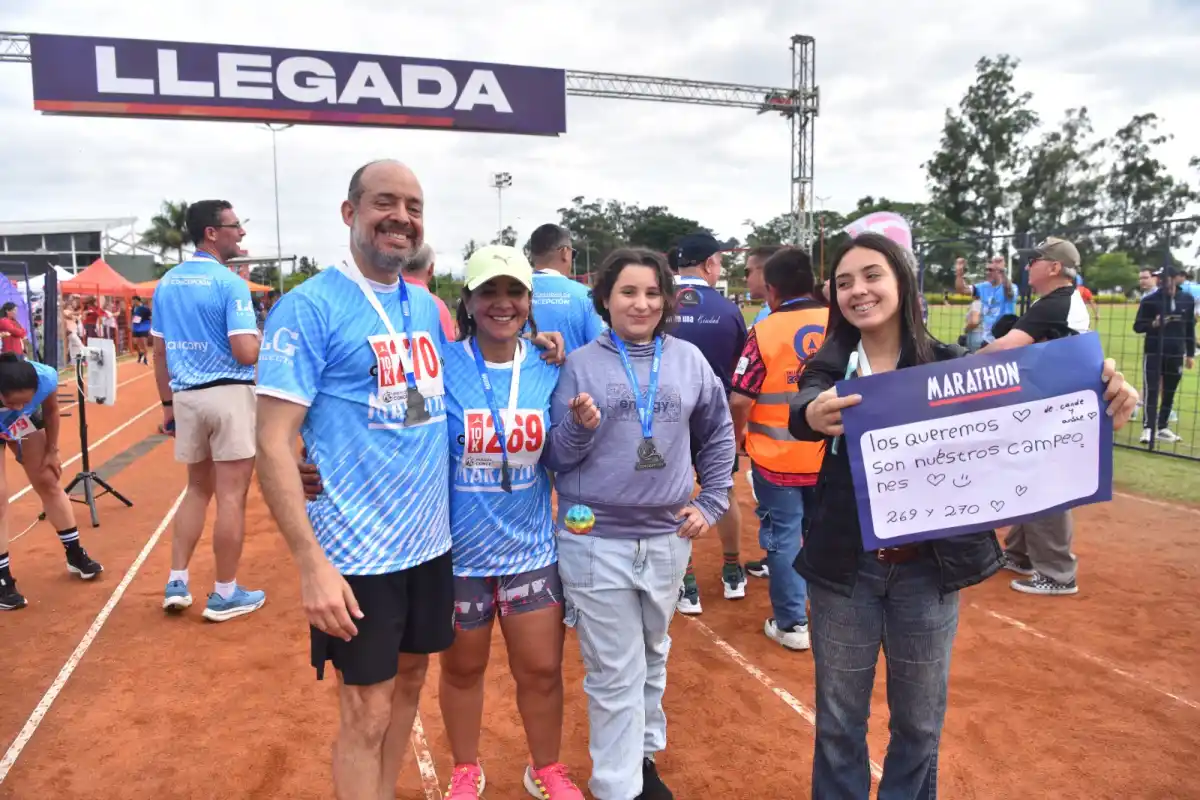 META CUMPLIDA. Marcos Lazo y Eleonora Lescano celebran junto a sus hijos luego de cruzar la línea de llegada.