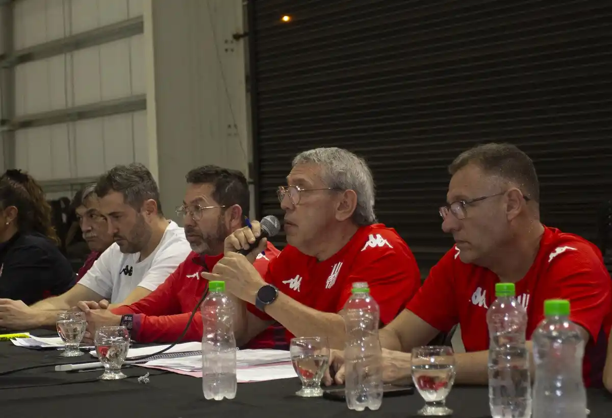 CIERRE. Moisello expuso ante los socios en la Asamblea, acompañado por Kristal, Ledesma, Sogno y demás dirigentes.