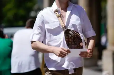 Chau riñonera: la prenda que será tendencia en el verano 2026 y pocos los saben