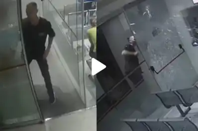 Video: un hombre se llevó a su mamá de una clínica y al salir destrozó el lugar a fierrazos