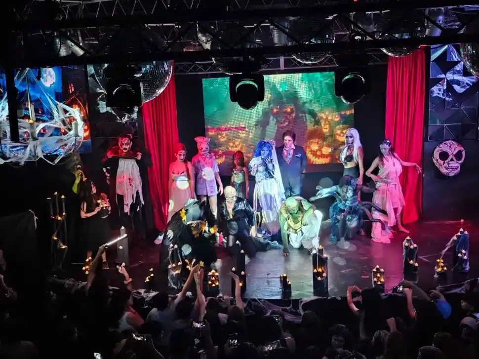 LOS MONSTRUOS EN EL ESCENARIO. Zombies y criaturas terroríficas desataron el desfile de bodypainting más temido de la noche de sábado.