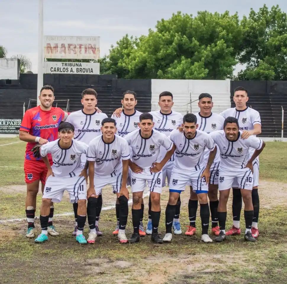 FESTEJO. Garmendia FC, con su gente en cancha de Sportivo Guzmán. gentileza belen rodriguez