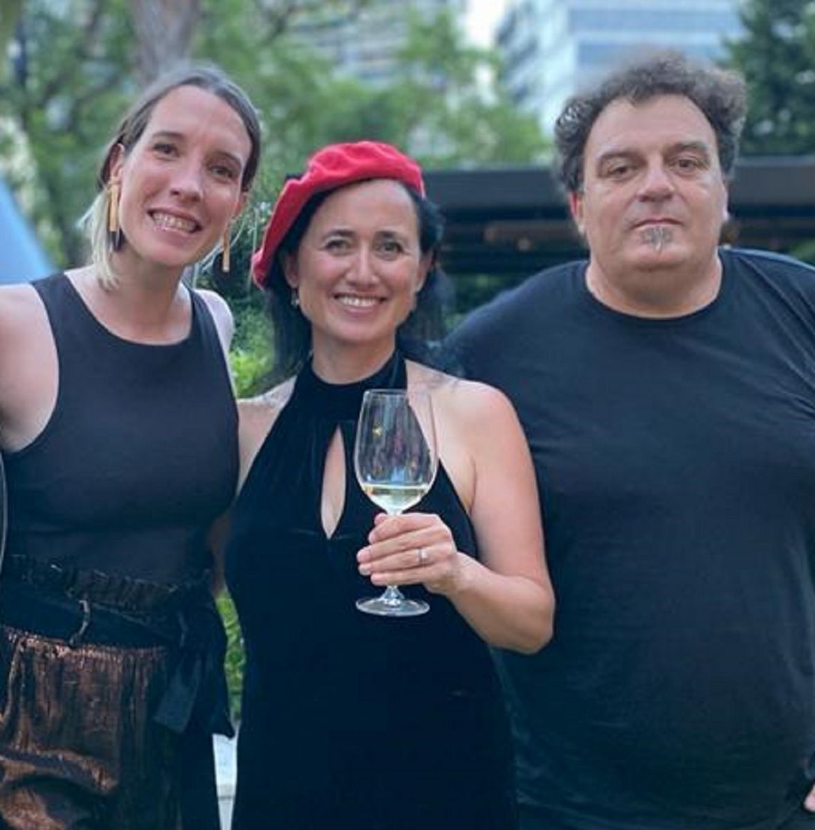 REFERENTES. La sommelier tucumana junto a Laura Catena y Alejandro Vigil, de la bodega Catena Zapata. 