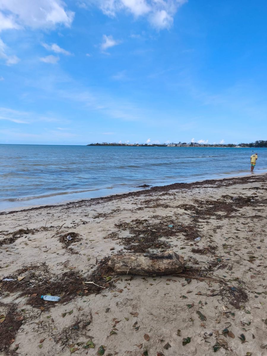 Así se encuentra la playa de Negril este domingo. 