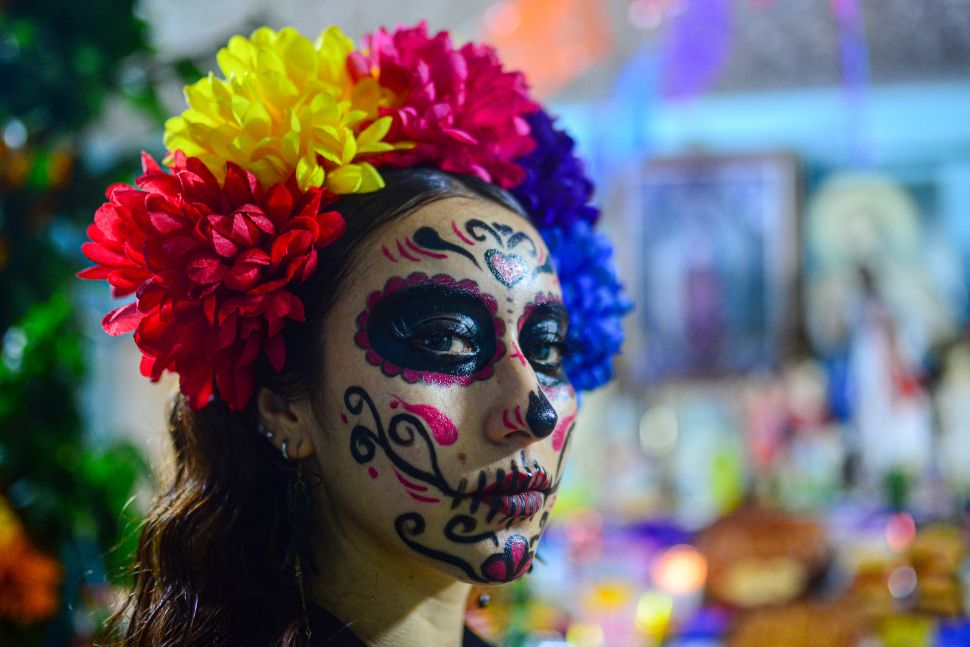 OTROS SIGNOS. Las coronas de flores representan la vida y la renovación en esta tradición mexicana.