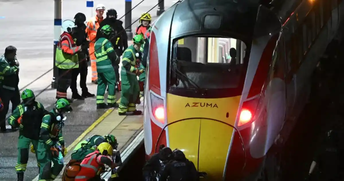 Nueve heridos críticos en un ataque a puñaladas en un tren en Reino Unido: la policía investiga un posible vínculo terroristaAFP
