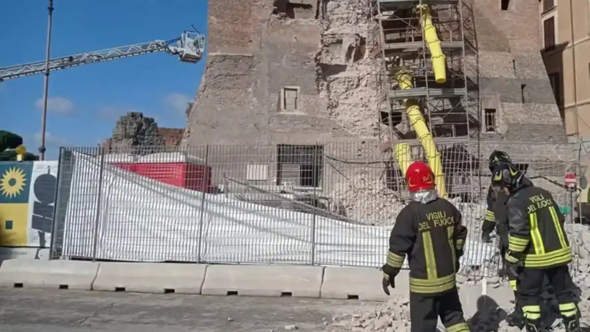 ITALIA. Se derrumbó parte de la Torre medieval dei Conti, en Roma.