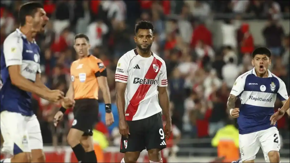 NOCHE COMPLICADA. Miguel Borja falló el penal en el cierre del partido ante Gimnasia y River volvió a irse del Monumental con preocupación.