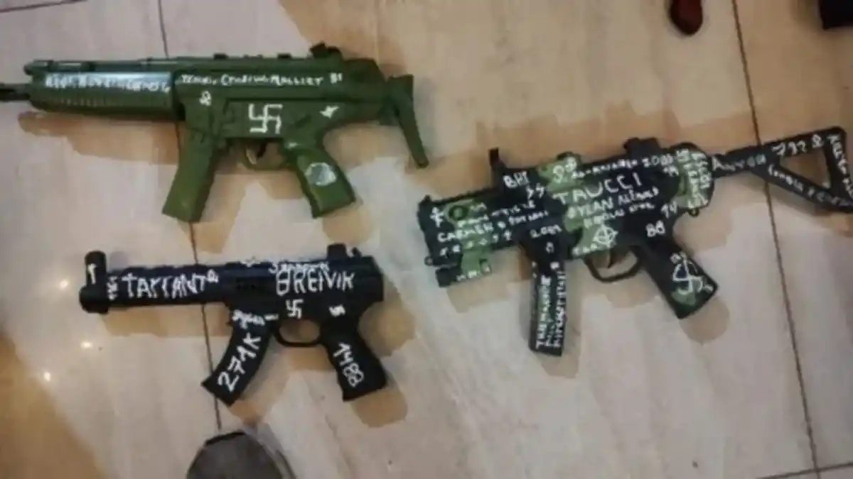 LAS armas que tenía el joven. 