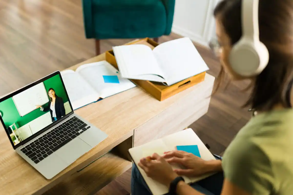 CURSOS VIRTUALES. Santander Open Academy ofrece formaciones breves, 100 % online y con certificado, abiertas hasta el 31 de diciembre de 2025. / PEXELS