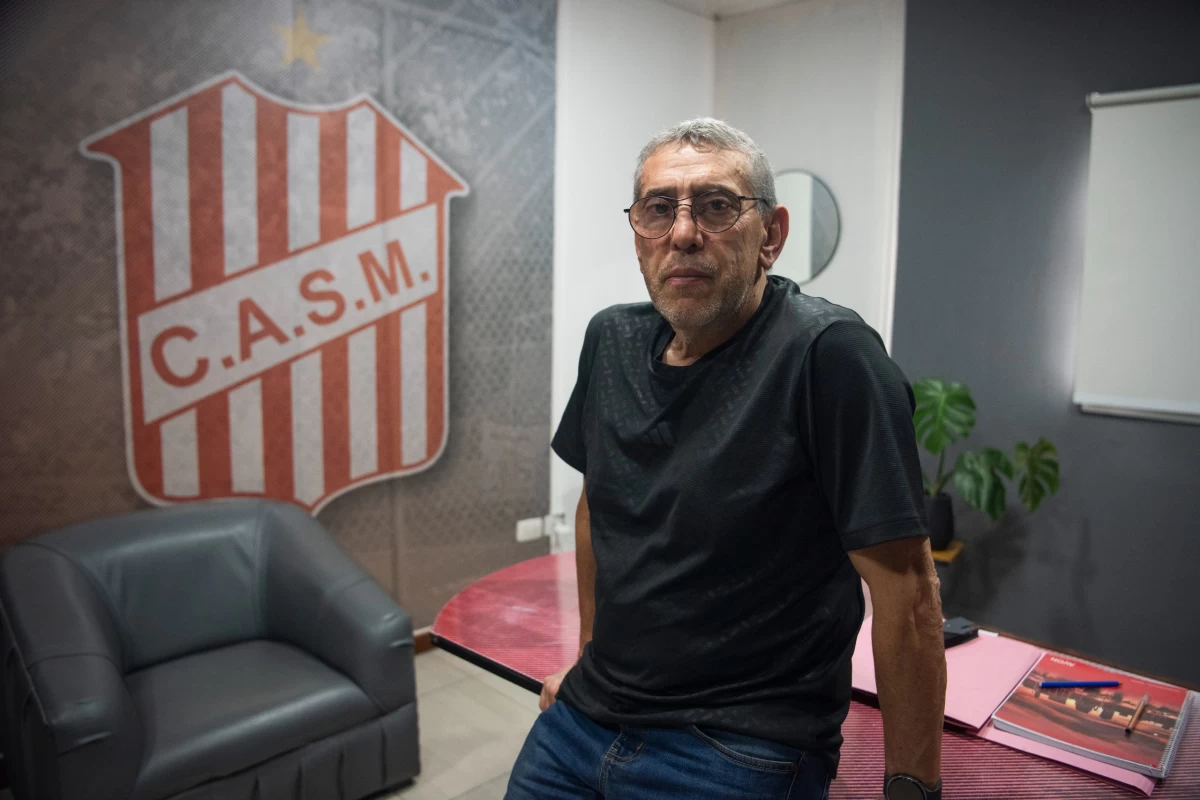 DESPEDIDA. De pie, apoyado sobre su escritorio, Moisello posa en su oficina y habla con LA GACETA. “No logramos el ascenso que tanto buscábamos”, se lamentó.