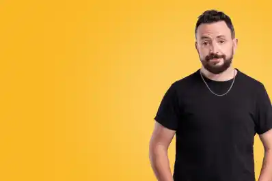 Pablo Molinari llega con Demasiado a Tucumán: humor y sobrepensamiento en el Teatro Puerto Libertad