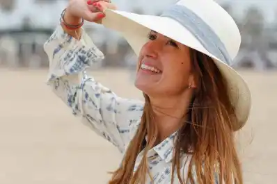 Verano 2026: el accesorio que reemplaza al sombrero y conquista todos los looks