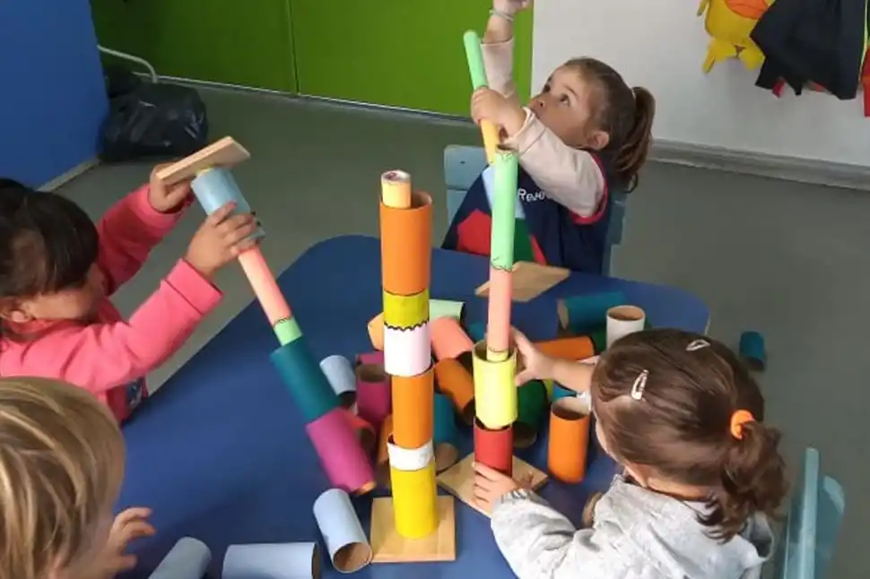 ADAPTACIÓN. En los maternales, los niños deben cambiar su rutina y las maestras ayudan a la transición.