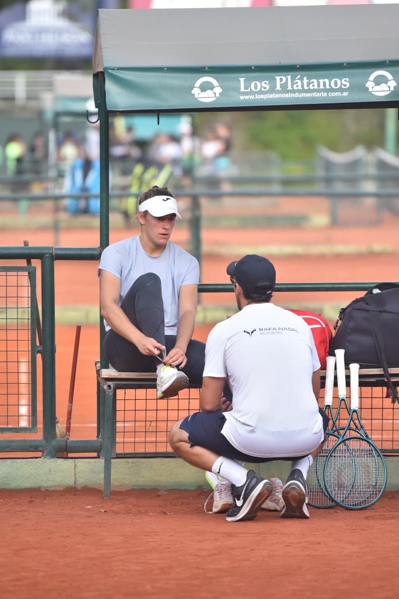 ATENTA. Solana recibe instrucciones de su entrenador, durante el parate de una práctica.