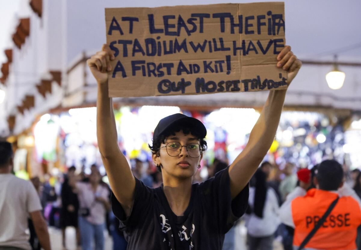 RECLAMOS. El cartel dice ''Por lo menos el estadio de la FIFA tendrá un botiquín de primeros auxilios, nuestros hospitales no tienen''.  / AP