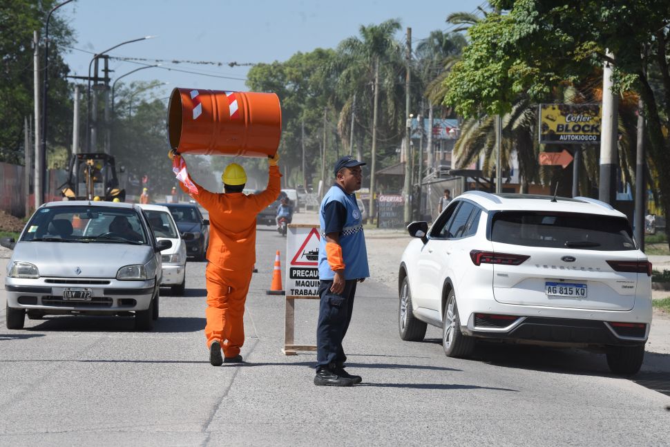 PRECAUCIÓN. Los obreros trabajan en la zona desde primera hora.