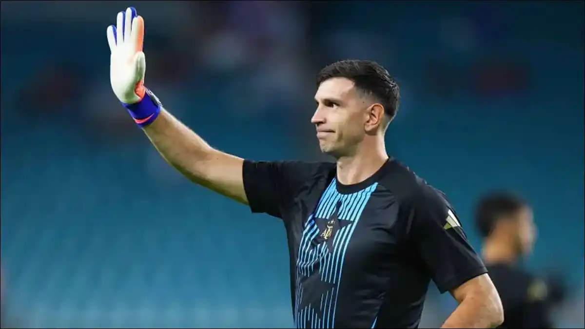 DESCANSO PLANEADO. Dibu Martínez no estaría en la gira africana con la Selección Argentina.
