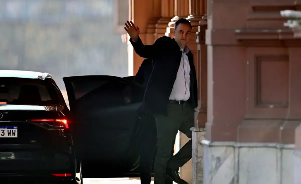 Manuel Adorni llega a la Casa Rosada.