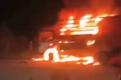 Violento linchamiento: asesinan a un conductor y prenden fuego su camión tras un fatal accidente