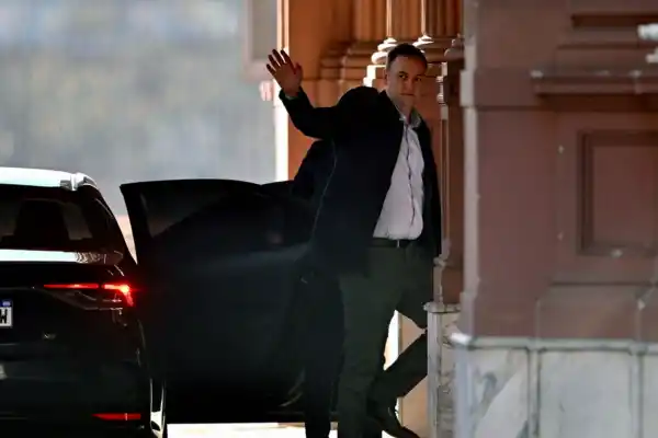 Adorni anunció sesiones extraordinarias para el Presupuesto 2026 y minimizó las críticas de Macri