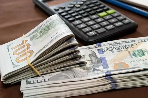 Tras el acuerdo comercial con Estados Unidos, el dólar oficial bajó y se vendió a $1.425 en el BNA