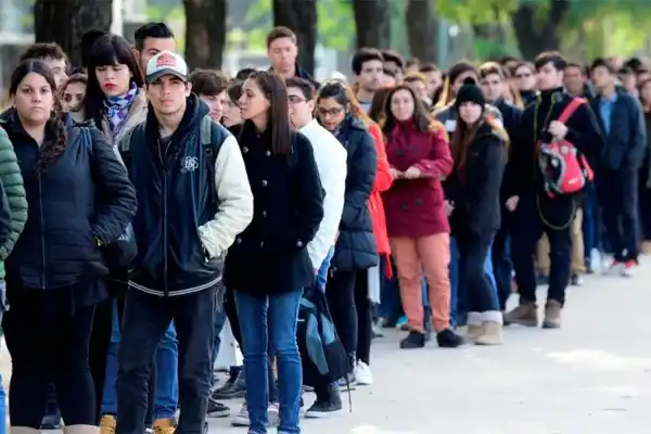 Entre la precariedad y la esperanza: así viven y piensan los jóvenes argentinos, según un estudio