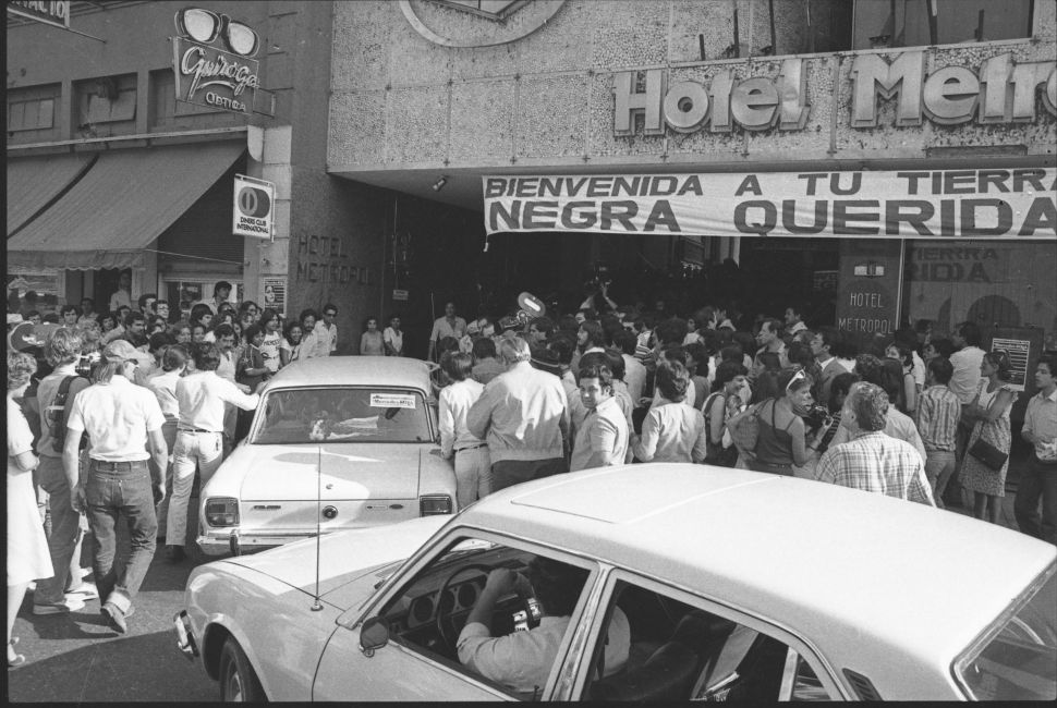MARCA PERSONAL. Los fanáticos fueron a esperarla al hotel Metropol.