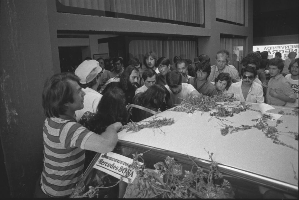 INGRESO. Mercedes intentando entrar al hotel Metropol, ese 5 de noviembre.