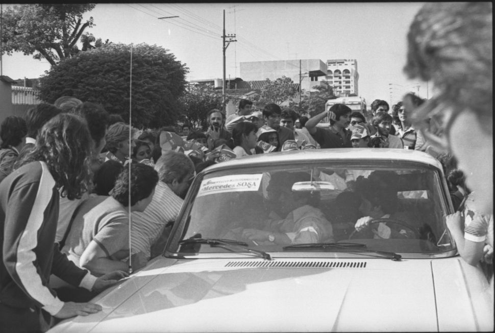 DEL AEROPUERTO. La caravana se formó en avenida Gobernador del Campo.