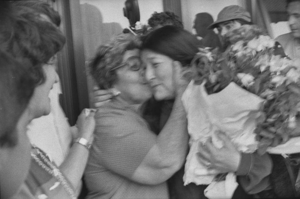 BESO DE MAMÁ. Ema del Carmen Girón saluda a Mercedes Sosa.