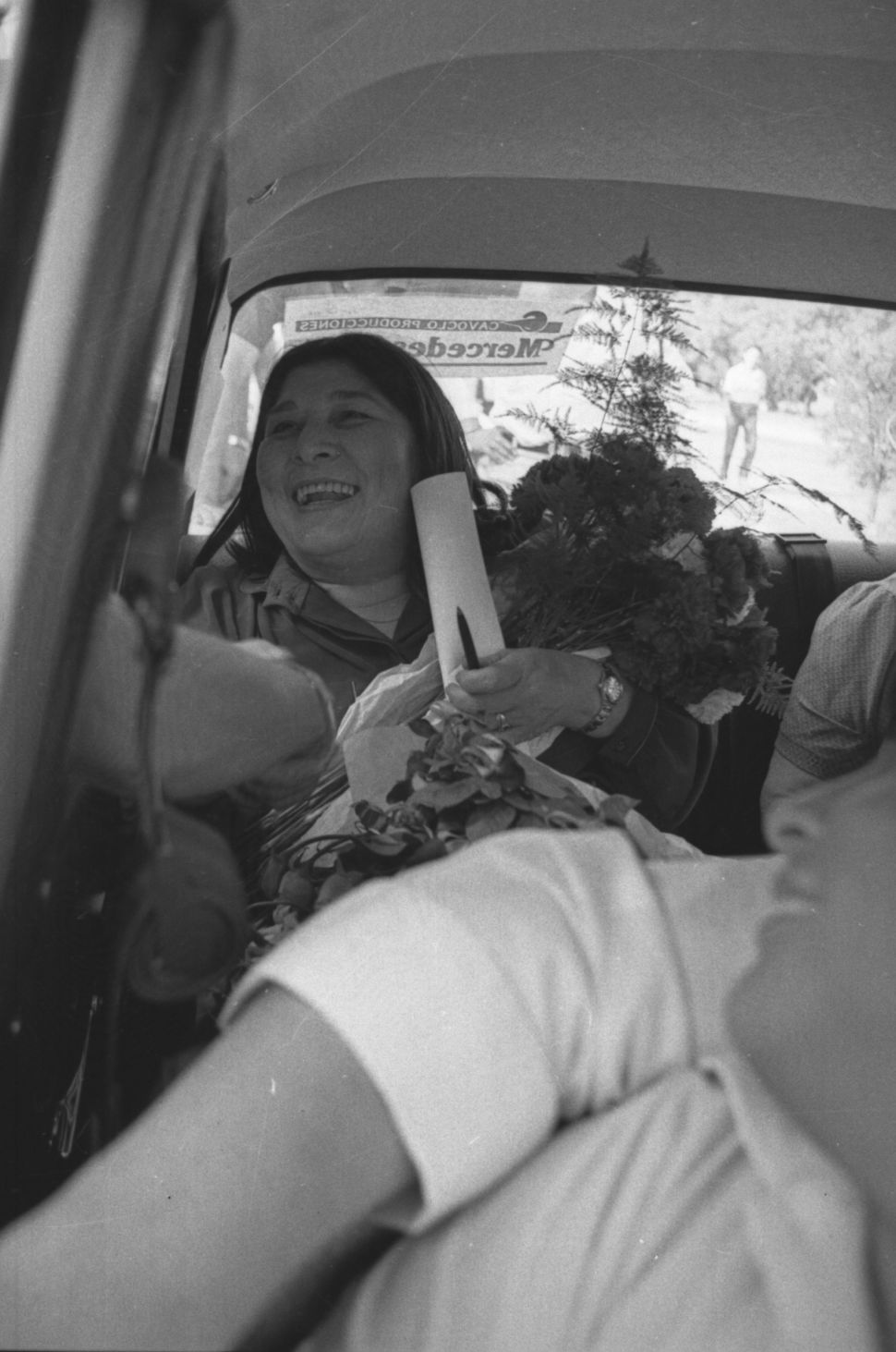 FELIZ. Mercedes Sosa en el auto que la trasladaba desde el aeropuerto.