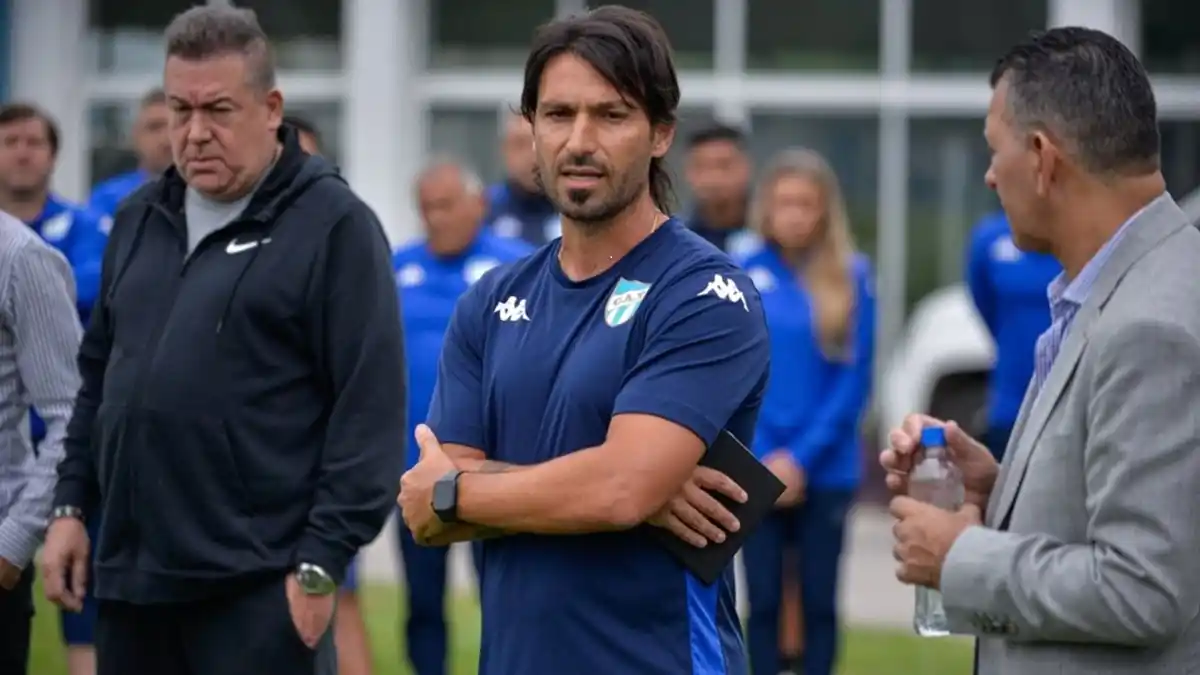 Atlético Tucumán ya planifica el 2026 mientras espera cerrar a su técnico. El club necesita refuerzos en todas las líneas, analiza los contratos que vencen y prepara una pretemporada que arrancará el 9 de diciembre.