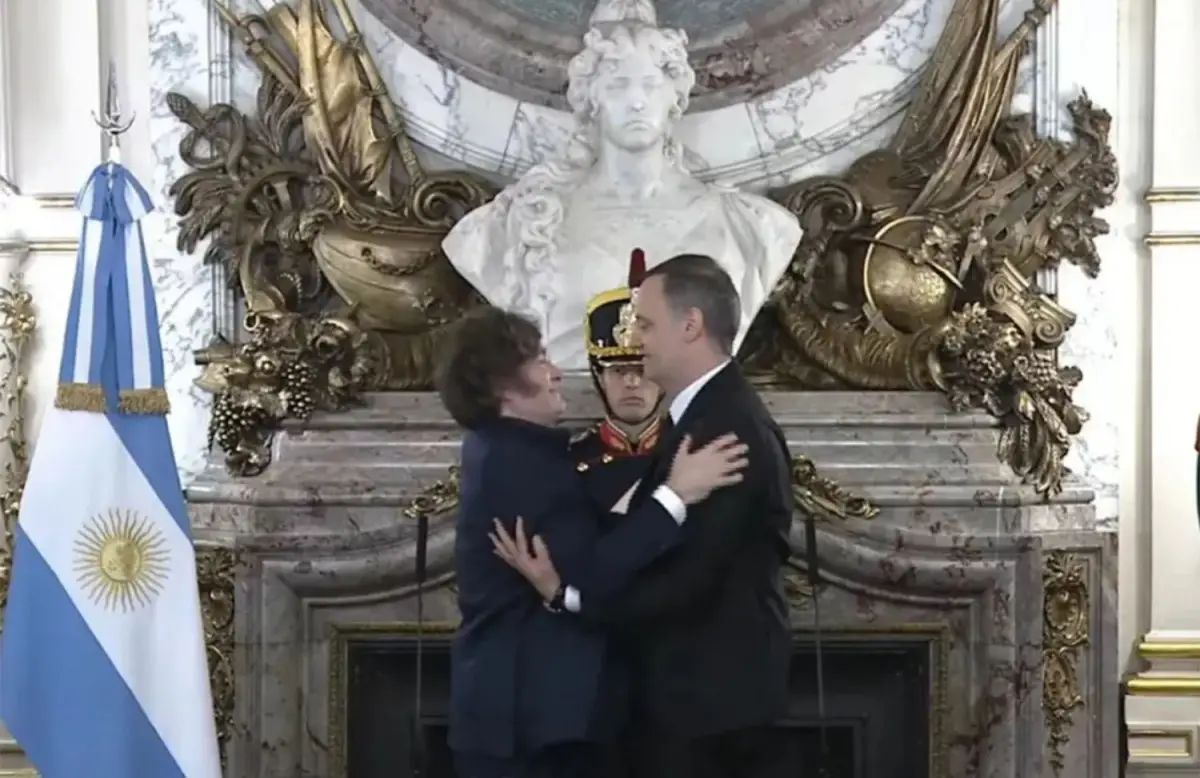 ACTO. Milei saluda a su nuevo jefe de gabinete, Manuel Adorni.