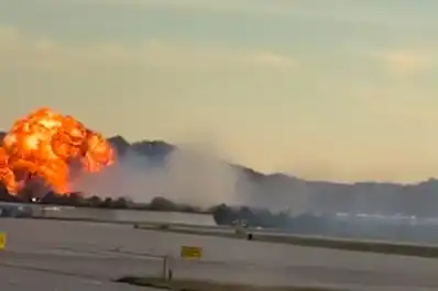 Estados Unidos: un avión de carga se estrella y desata un incendio masivo