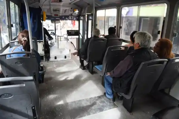 “La gente se cansó del mal servicio y busca otras opciones”: testimonios desde adentro de la crisis del transporte