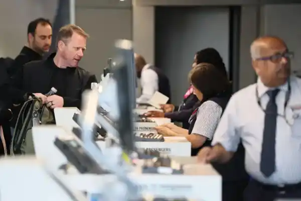 Estados Unidos: el Secretario de Transporte amenazó con un “cierre total” del espacio aéreo antes de Acción de Gracias