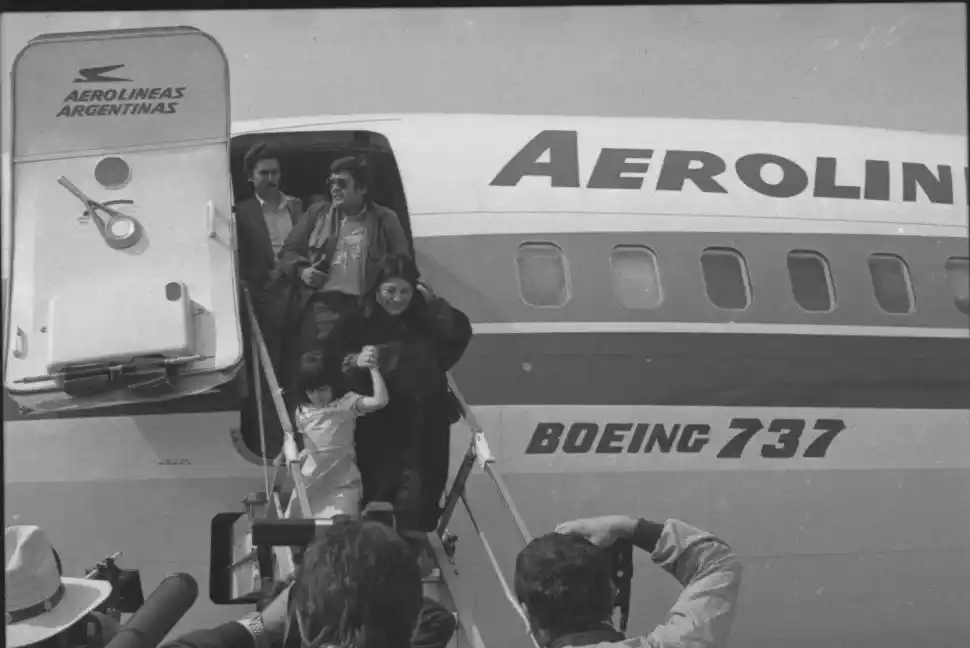 BAJANDO DEL AVIÓN. La llegada a la provincia para volver a tocar en los escenarios tucumanos fue en un avión de Aerolíneas Argentinas.