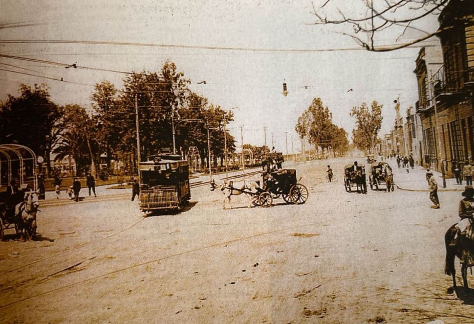 EN EL BAJO. Peatones y vehículos tirados por caballos se mezclan en la populosa zona con los tranvías eléctricos.