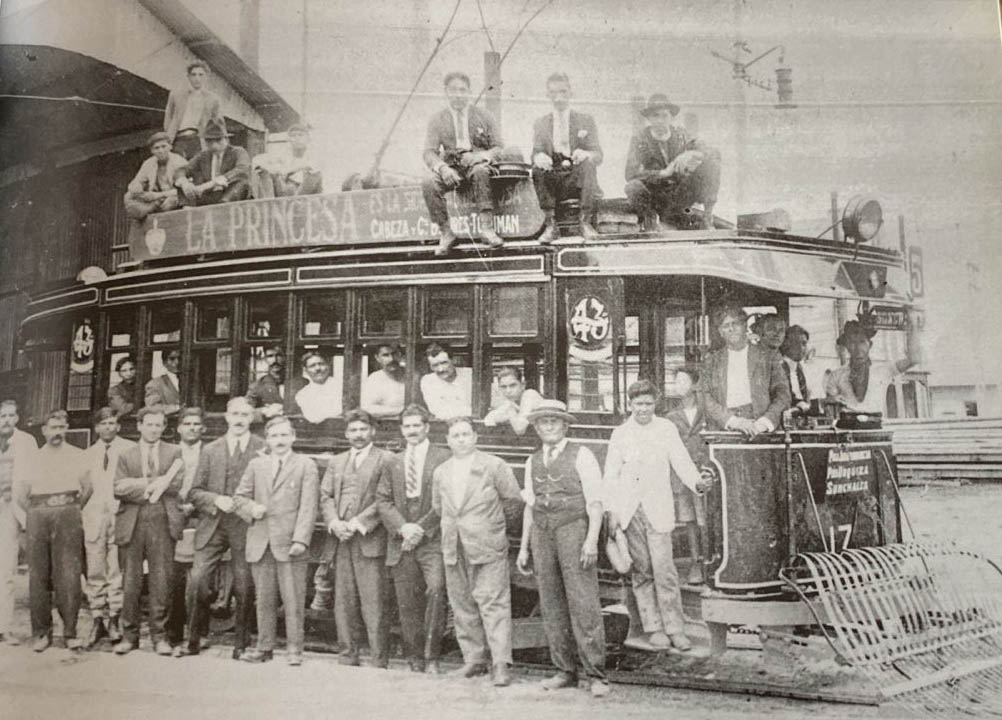 DE SACO Y CORBATA. Subidos al techo, en su interior o parados en la calle, un grupo de tucumanos posa junto con un tranvía.