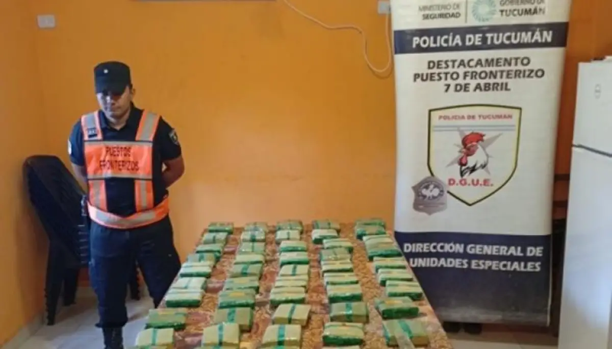 Policías del destacamento 7 de Abril, decomisaron la droga junto con varios kilos de hojas de coca sin aval aduanero.