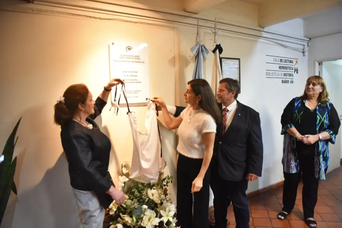 DESCUBRIMIENTO. El rector de la Unsta, José Federico Fanjul y familiares descubren la placa en homenaje a las cuatro destacadas personalidades que dstacó la Unsta. LA GACETA / FOTO DE OSVALDO RIPOLL