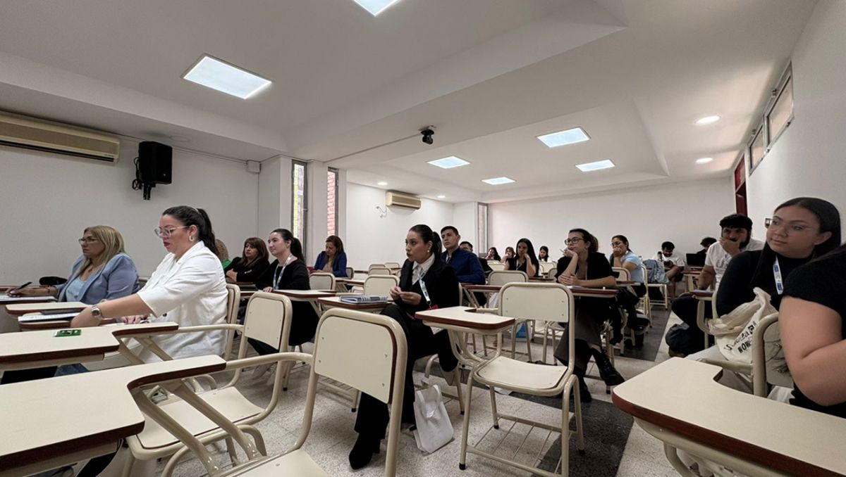 EN EL AULA 13. Su trabajo sobre salud mental y prevención del suicidio en jóvenes generó un profundo intercambio entre investigadores, docentes y estudiantes. / LA GACETA